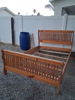 Bed frame Queen 601/2×801/2"Base P/cama usada!$50!