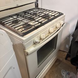Nice gas stove works great $30 delivery fee $20 install Milwaukee Mequon area