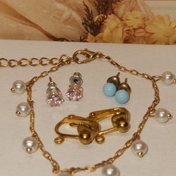 #1760, LOT VINTAGE PEARL BRACELET AND STUD EARRINGS, GREAT CONDITION
