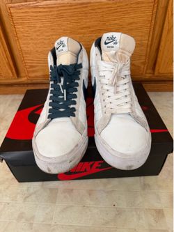 Tennis shoes