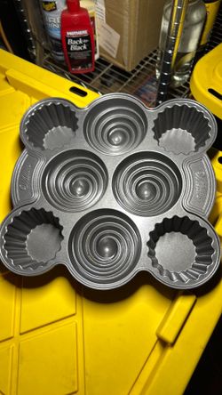 NEW****Wilton Cupcake Molds – Decorative Baking Pan