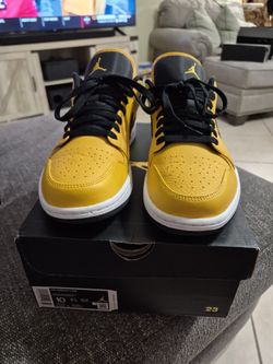 Air Jordan 1 Low University Gold Size 10 Lightly Used