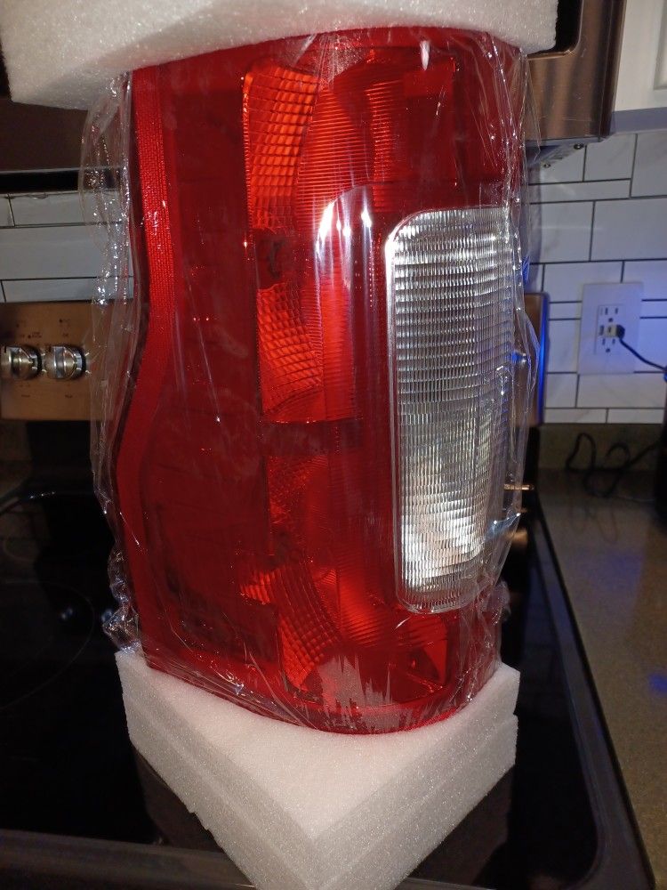 Right Rear Tail Light Assembly For A Ford 250 350 Super Duty