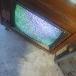 “Vintage RCA wood console TV, model GLR640T (1985). Approx. 31”W × 28”H × 22”D. Heavy—bring help.”