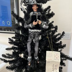 Mark Roberts Fashionista Witch large figurine. 