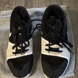 Nike Sz 2 Y Boys Zoom Assertion Sneakers Black White Shoes Basketball Running- used