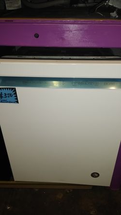 New KitchenAid Dishwasher (scratched/dented)