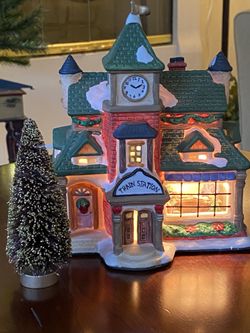 VINTAGE CHRISTMAS VILLAGE TRAIN STATION WITH GLASS WINDOW