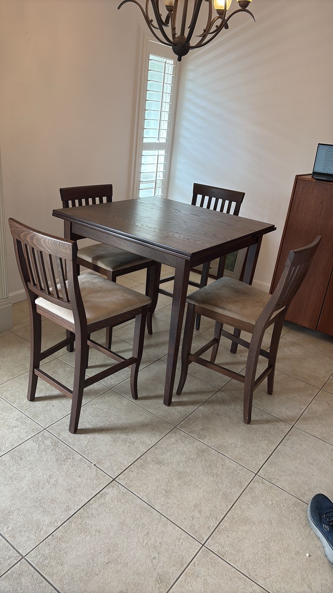 Dining table with pull out leafs to extend