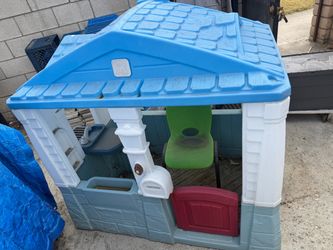 Kids outdoor playhouse