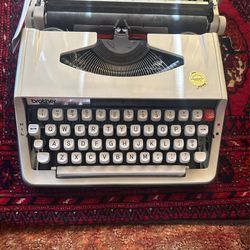 BROTHER ACTIVATOR 800T BEIGE MANUAL TYPEWRITER AND CASE