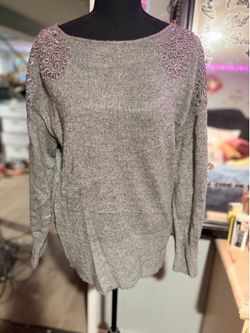 NWOT ELLE Crewneck w Embroidered Shoulders - L