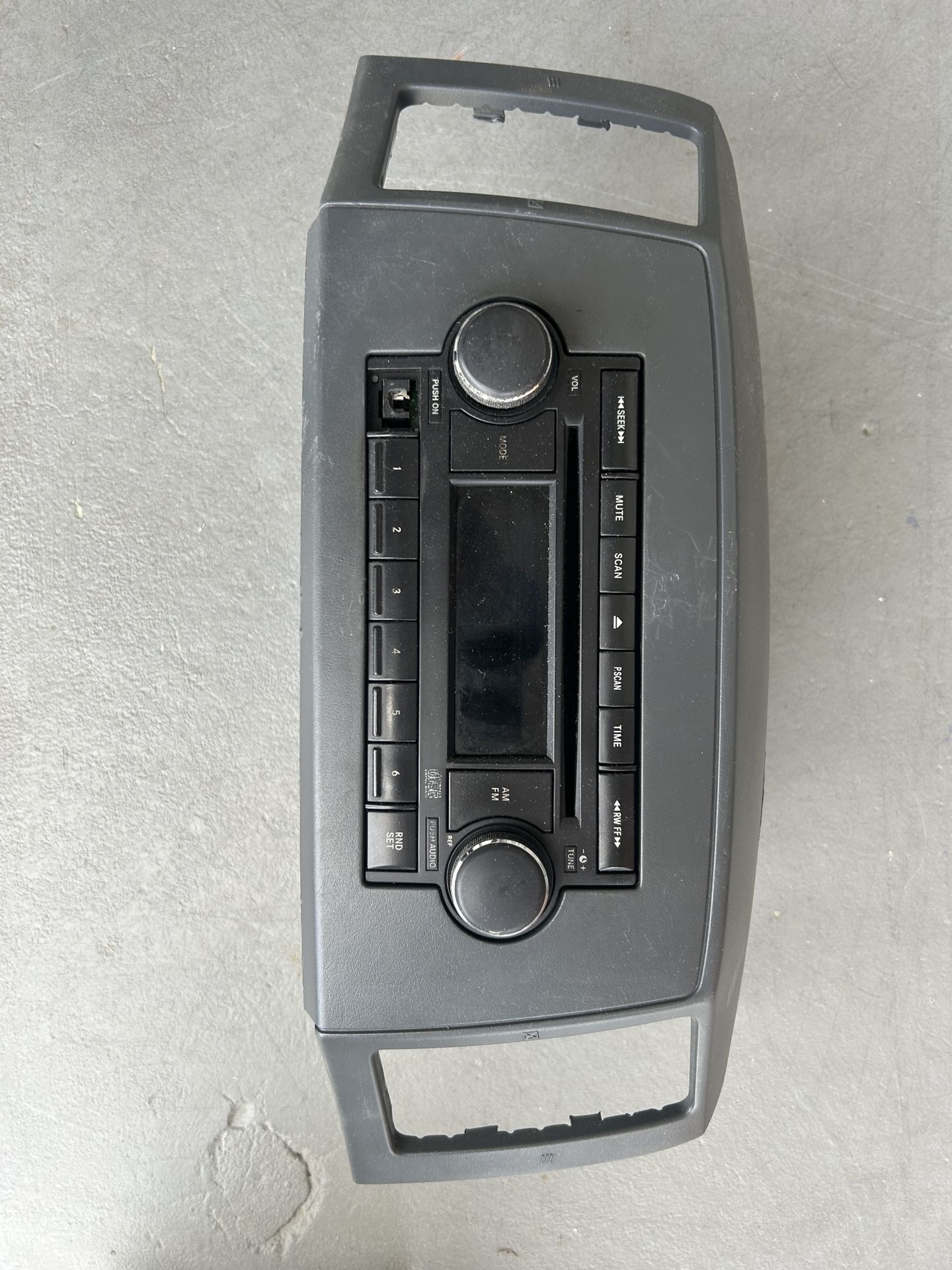 ‘06 Jeep Grand Cherokee Radio Bezel & Radio (OEM)