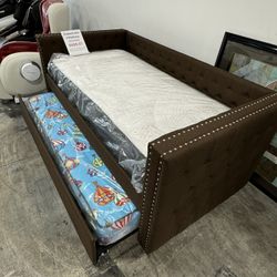 Day Bed with 2 Mattresses / Cama de día con 2 colchones