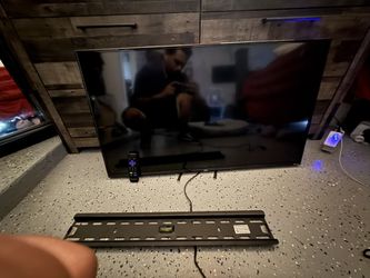 Roku TV 32” (Smart TV)