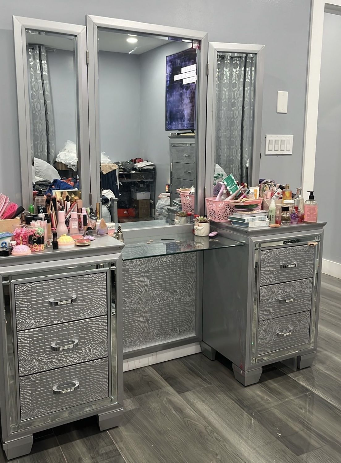 Makeup Vanity( WILLING TO NEGOTIATE )
