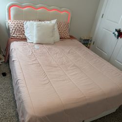 Queen size bed / mattress
