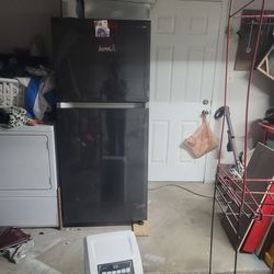 Samsung 18 cu ft refrigerator Black Stainless