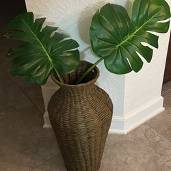 Weaved Flower Stand With Flowers
