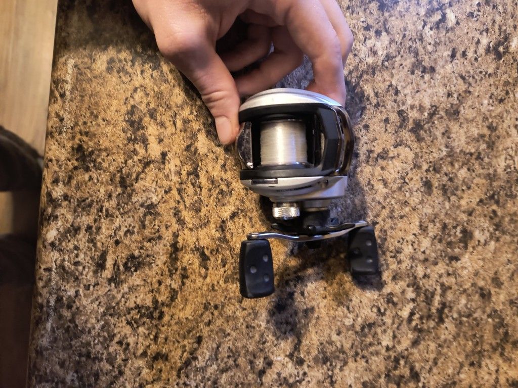 Abu Garcia Silver Max Baitcasting Reel – 6 Bearings, Smooth & Reliable!