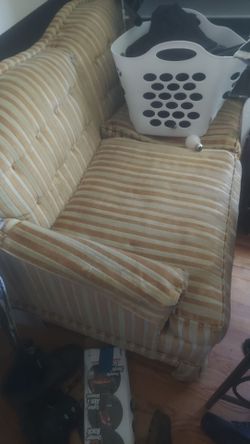 Very very strong vintage amazing couch