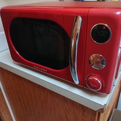Galanz Old School Red Microwave Oven 1100watts 18" x 12.5" x 10.25" tall