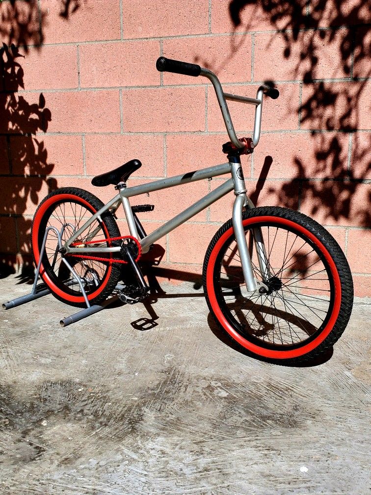 Vélo BMX Kink Personnalisé Entièrement Construit - Occasion, Acier, 1 Vitesse, Sans Frein, 20 Lb
