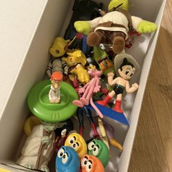 Vintage Toy Lot / Vintage Figurines, Toys, Minifigs / Vintage Promotional Toys Fast Food Toys / Star Wars, Pokémon, Shrek, Spyro, Batman, And More