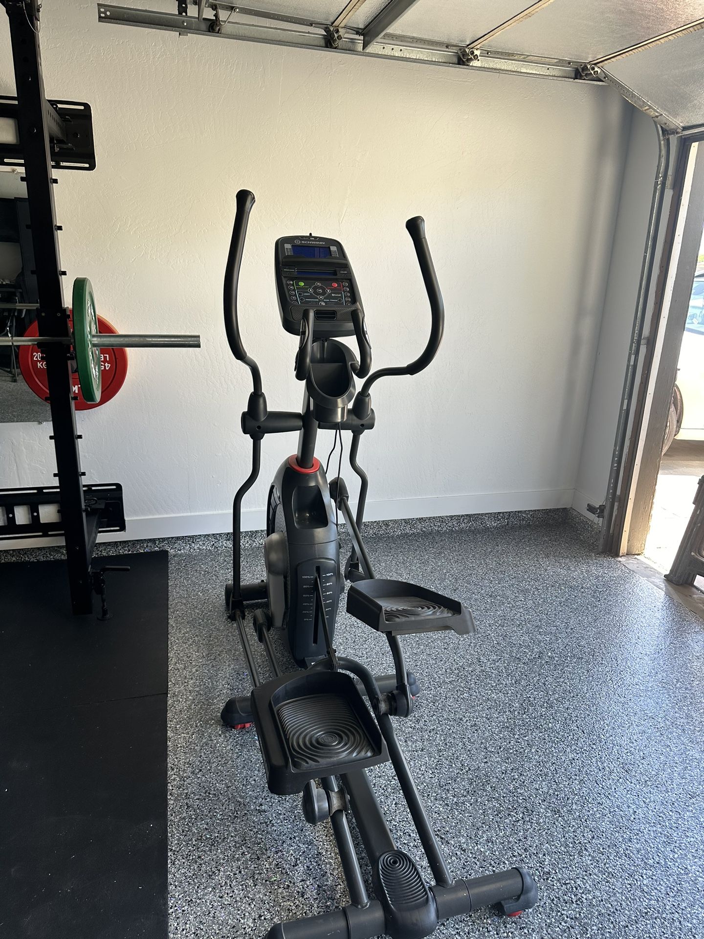 Schwinn 470 Elliptical Machine