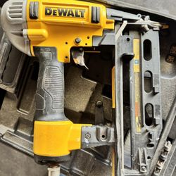 DEWALT Pneumatic Finish Nailer (Air-Powered Nail Gun) – with Case