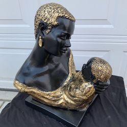 Mother And Child Statue 