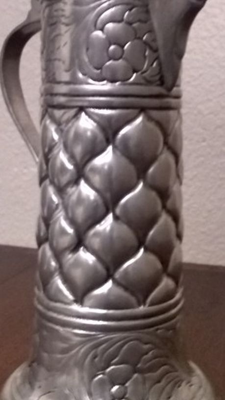 18TH CENTURY GERMAN PEWTER JUG FLAGON, LOBED CUSHION AND FLORAL DETAILS. EXCELLENT PRICE AND CONDITION !