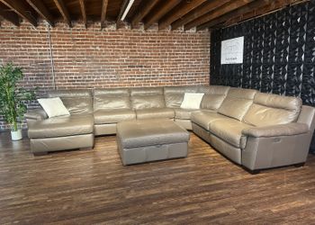 Delivery Available Macy’s brown leather U-shaped sectional sofa couch with ottoman retails 6500
