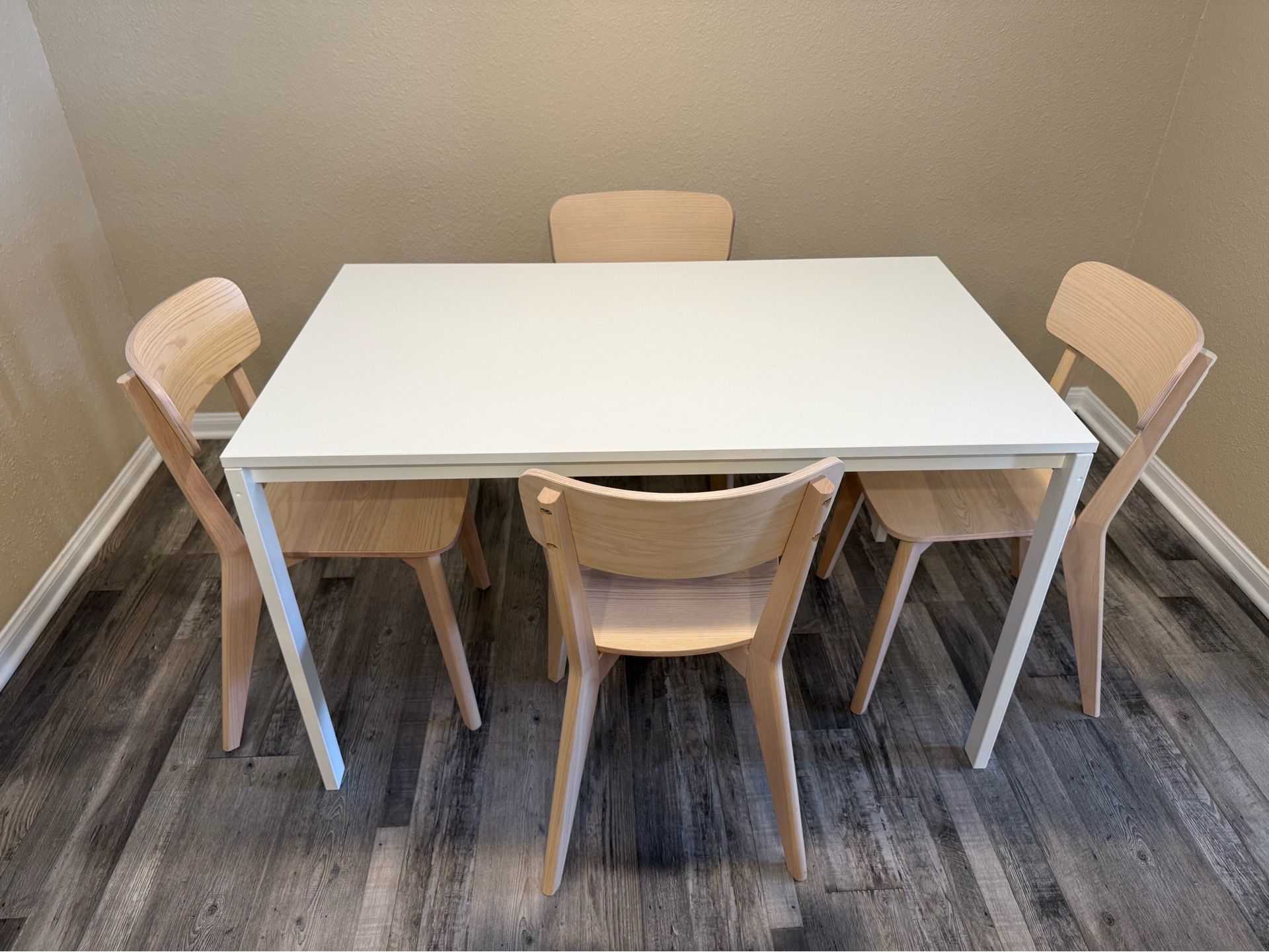 Dining Table & Chairs