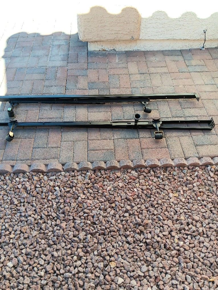 BED FRAME WITH FOUR WEELS ADJUSTBLE FOR -FULL/QUINN BEDS METAL CONSTRUCTION.