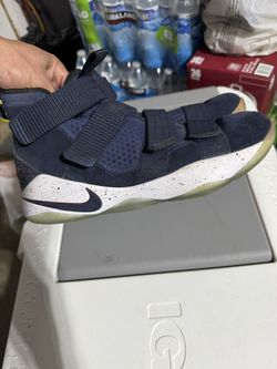 LeBron Shoes Men’s 9.5