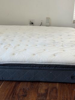 USED KING SIZE SEALLY POSTUREPEDIC MATTRESS ONLY