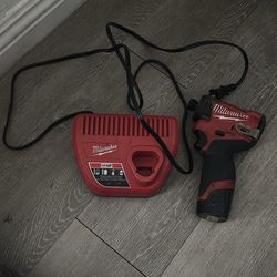 Milwaukee drill battery pack n charger