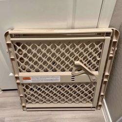 Adjustable Pet Gate - Fits Openings 26” - 42”