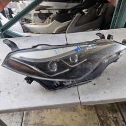 Toyota Corolla Right Headlight Oem