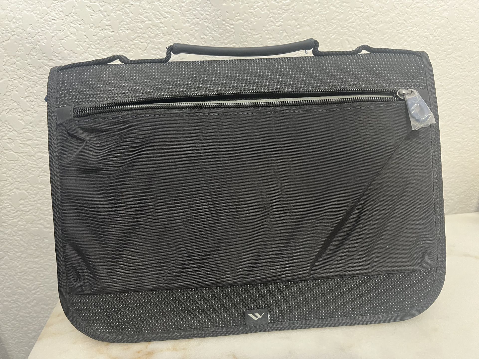 Brenthaven Tred Carry Case for 11-Inch Laptops - Brand New