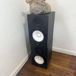 🎧 FOR SALE: Yamaha HS8 Studio Monitors (Pair) 🎧 🔥 Industry-standard sound. Clean, powerful, and built to last.