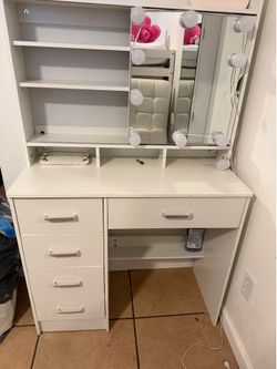 Vanity desk with mirror for makeup