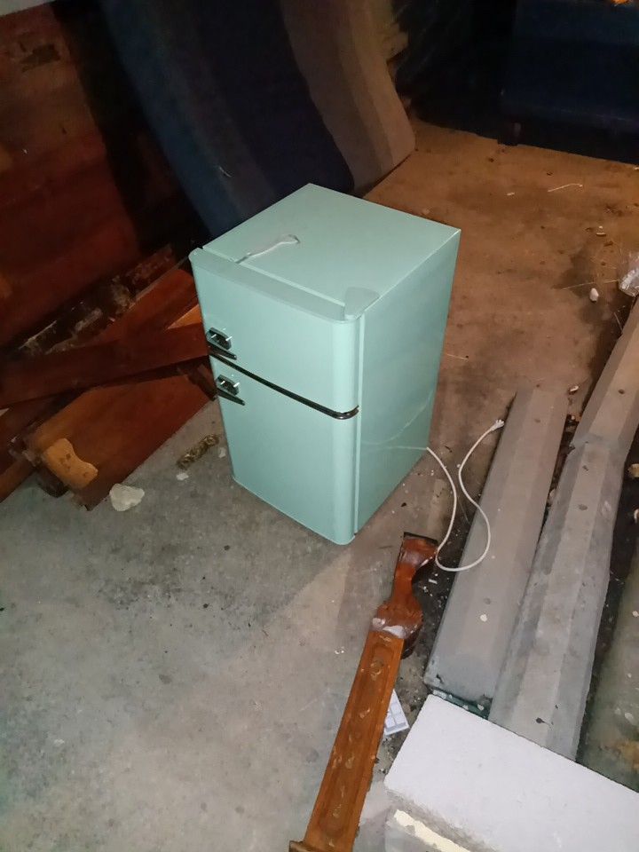Very Cute Mini Fridge/Freezer 3.5cu Ft