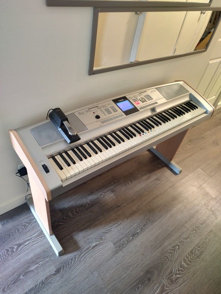 Yamaha Portable Grand Pseudo Weighted 88-Key Piano Keyboard + Pedal & Stand (Dgx-505 MSRP $899)