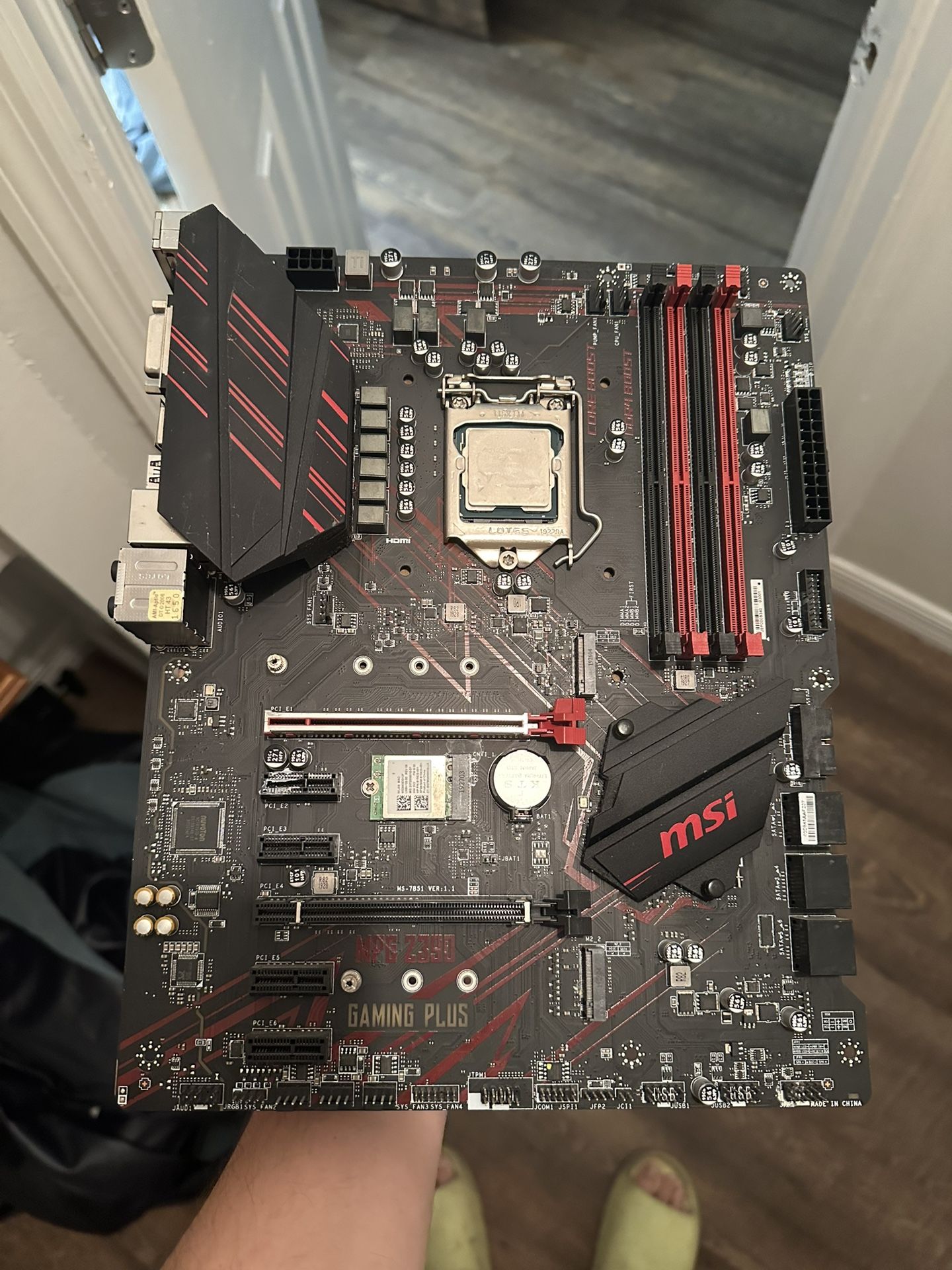 MSI MPG Z390 GAMING PLUS W/ I7 9700F