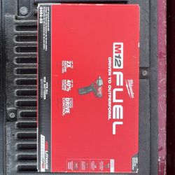 Milwaukee M12 FUEL 3/8 impact wrench kit 2454-22