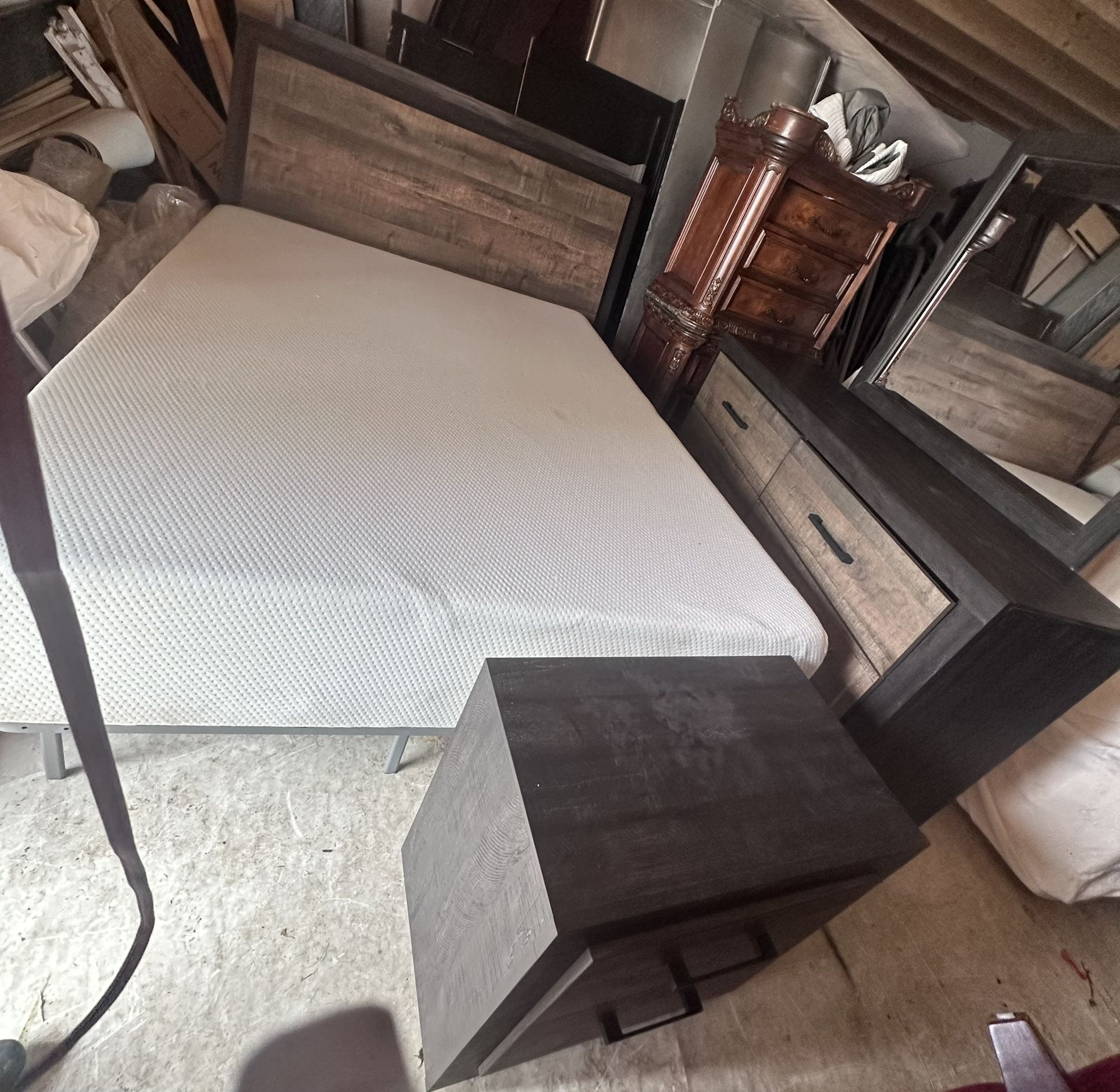 QUEEN SIZE BEDROOM SET. JUEGO DE RECÁMARA TAMAÑO QUEEN