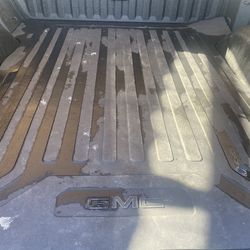 2025 GMC bed matt like new used few months