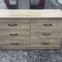 Dresser, six drawers. 4‘4“Long  1’7” Wide 2’7” tall(good condition) 100$